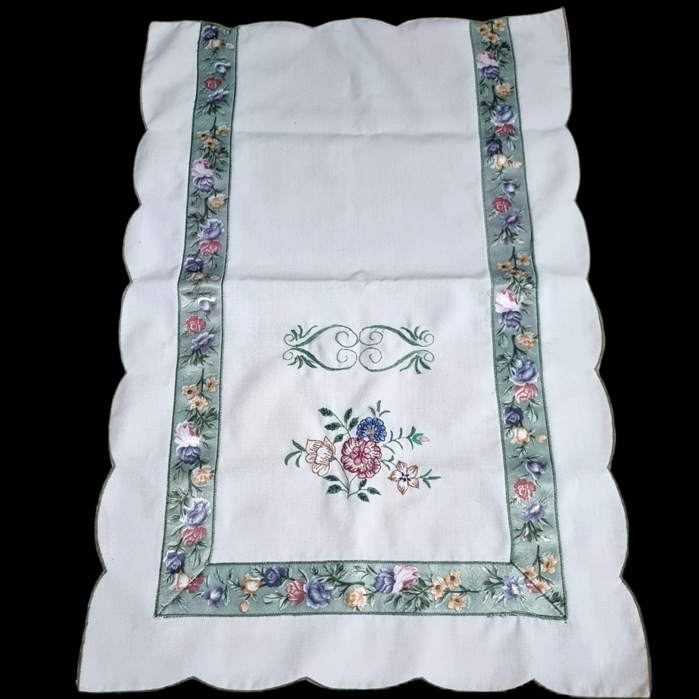 Vtg Embroidered Table Runner